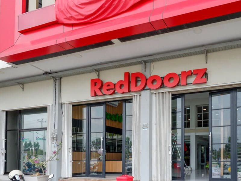 Reddoorz Plus @ Madukoro Raya Semarang Exterior foto